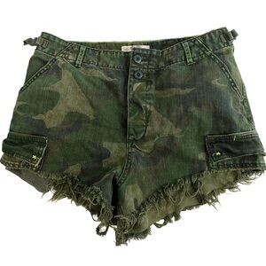 WE THE FREE PEOPLE Sz 10 Commander Cutoff camouflage cutoff cargo hi-rise shorts